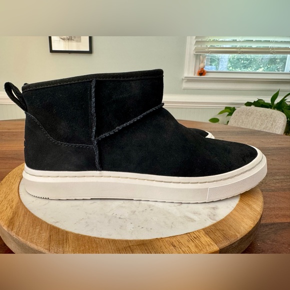 UGG Shoes - UGG Alameda Mini Boot Womens Sz 10 Black Suede Lined Round Toe Ankle Bootie EUC